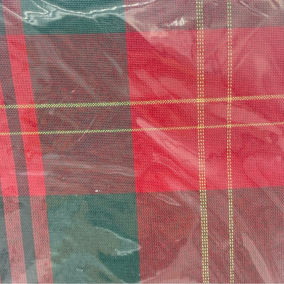 Christmas Plaid Tablecloth 60" x 84" Red Green Tartan Gold Metallic Thread NEW - Picture 4 of 5